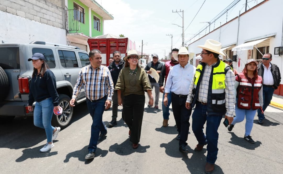 La presidenta municipal, Azucena Cisneros, recorrió las calles inauguradas junto a las familias beneficiadas por el programa "Mano a Mano". Foto Especial