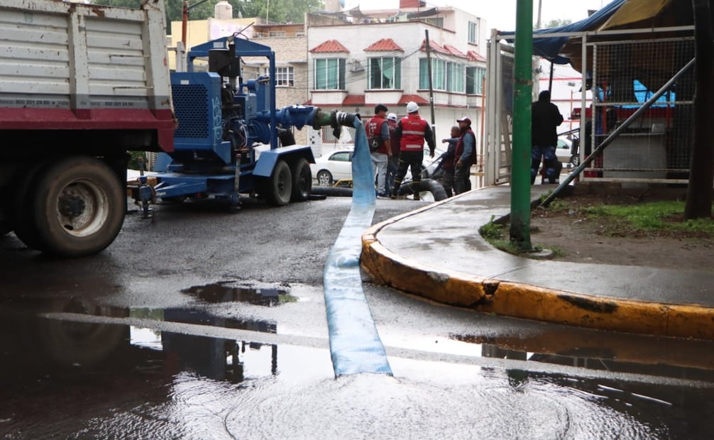Para optimizar la respuesta, se emplean herramientas y transporte pesado como camiones vactor para desazolve y limpieza de rejillas, pipas para el lavado de zonas afectadas, camionetas de redilas y mini cargadores para el levantamiento de escombros, vehículos de emergencia y ambulancias para la protección de la comunidad. Foto Especial