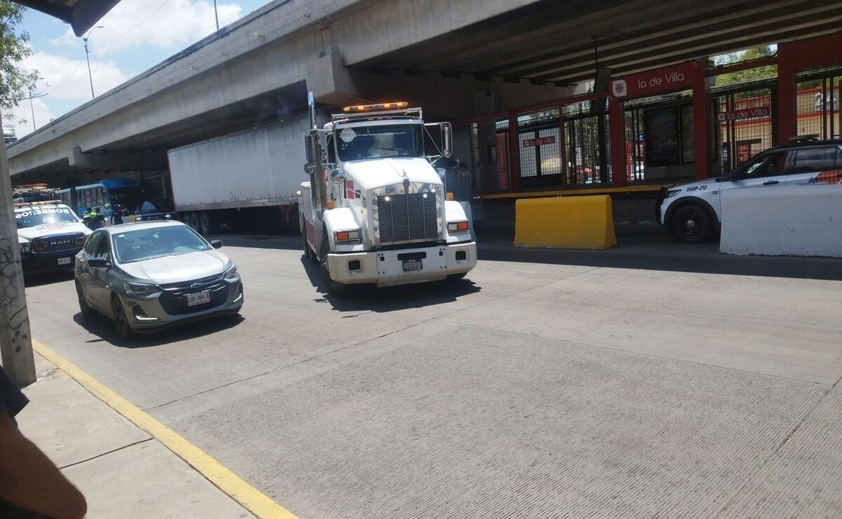 Tráiler queda atascado bajo un puente vehicular y detiene servicio del Mexibús en Coacalco