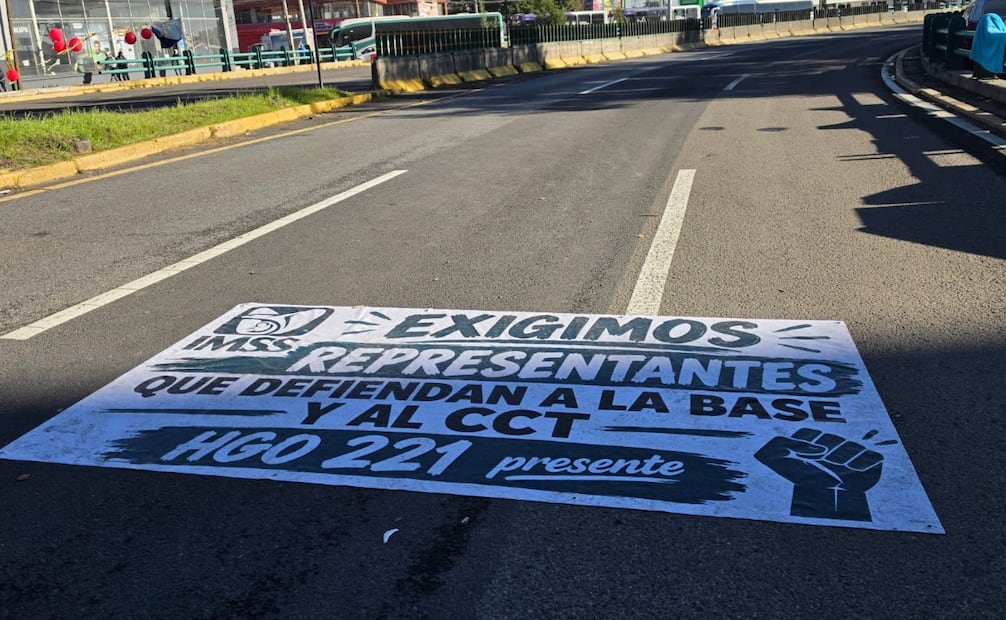 Trabajadores del IMSS cumplen más de 72 horas de manifestación frente a la Clínica 220 en Toluca. Foto Claudia Rodríguez / El Universal