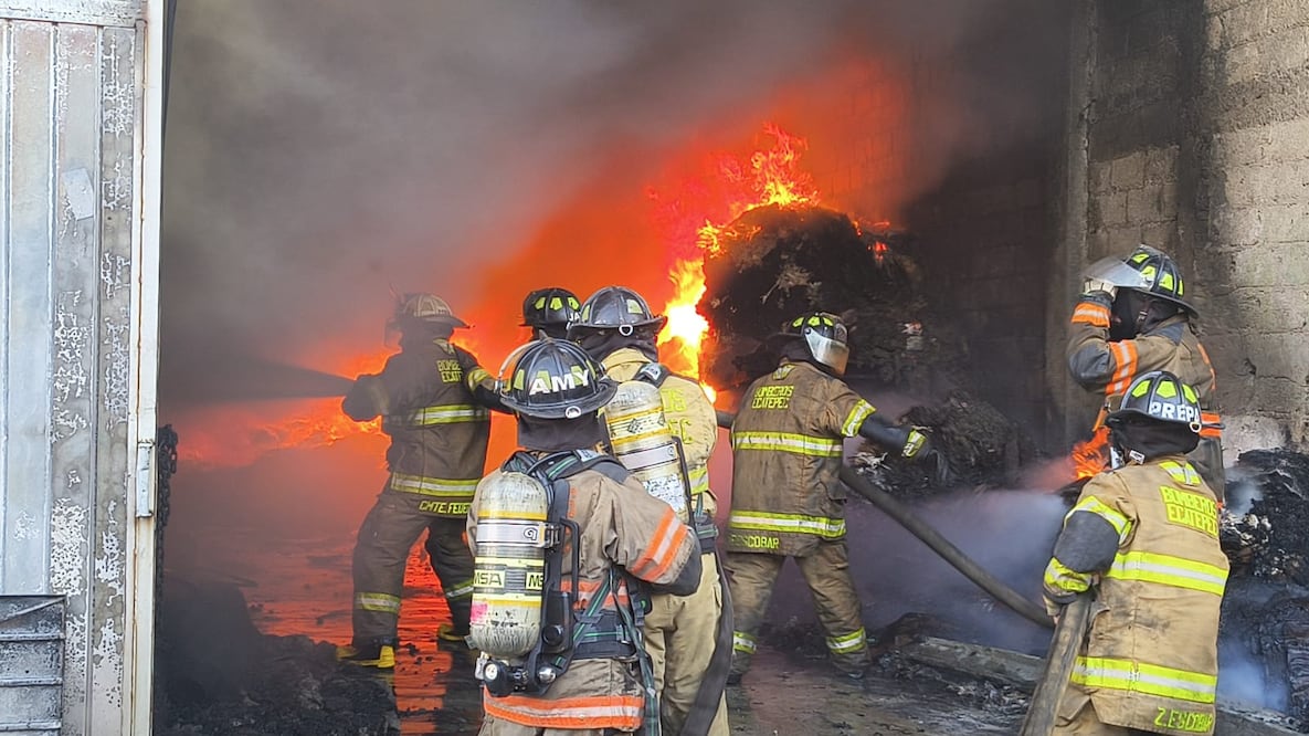 Las llamas estuvieron a punto de alcanzar una empresa gasera situada a espaldas del inmueble siniestrado. Foto Especial