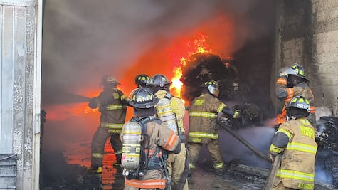 Desalojan a familias y colapsa bodega; así se vivió el combate al fuego en Ecatepec