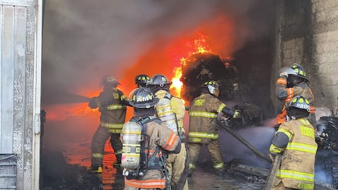 Desalojan a familias y colapsa bodega; así se vivió el combate al fuego en Ecatepec