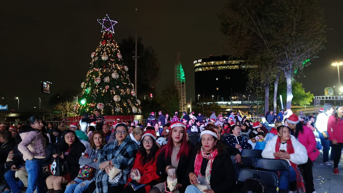Las actividades como el patinaje y las atracciones decembrinas son parte de la estrategia para la regeneración del tejido social, ofreciendo espacios públicos accesibles para las familias que no salen de vacaciones. Foto Especial