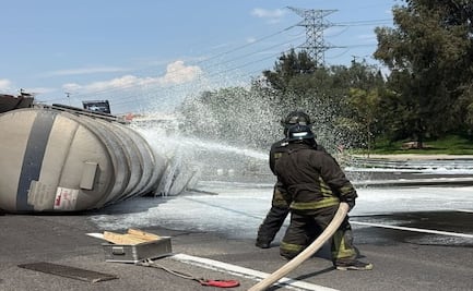 Despliegan operativo de seguridad tras volcadura de pipa en Tlalnepantla: Esperan traspaso de combustible