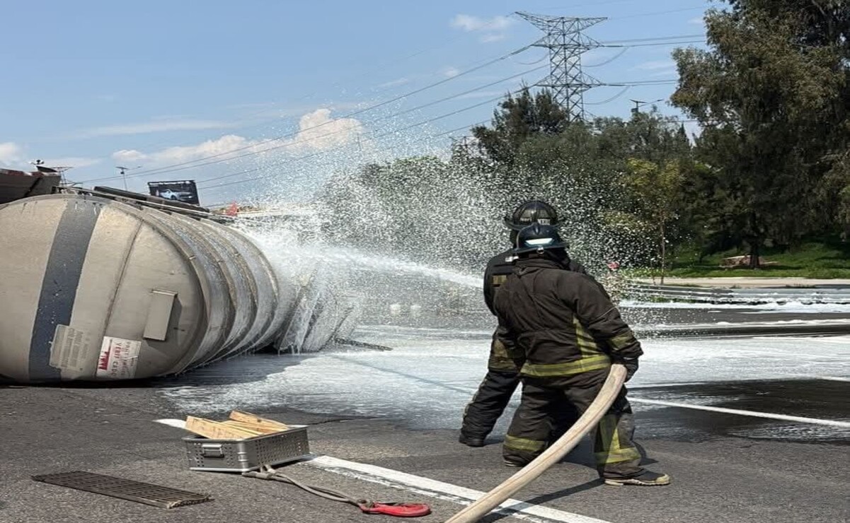 Despliegan operativo de seguridad tras volcadura de pipa en Tlalnepantla: Esperan traspaso de combustible