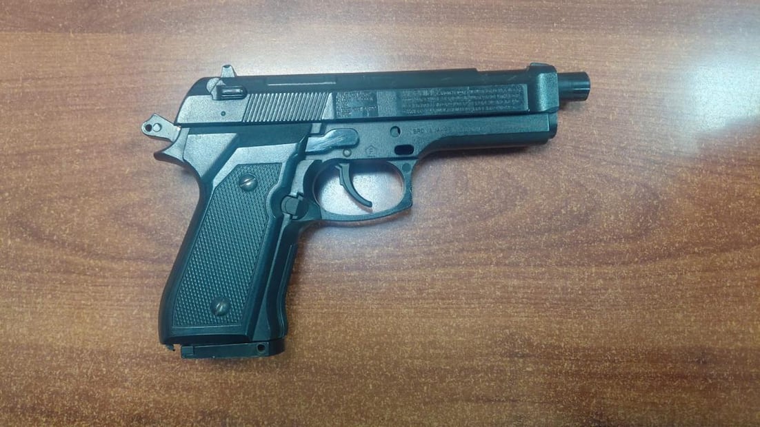 Dentro de sus pertenencias se halló un arma de balines calibre 4.5 milímetros y dinero en efectivo. Foto. Especial;