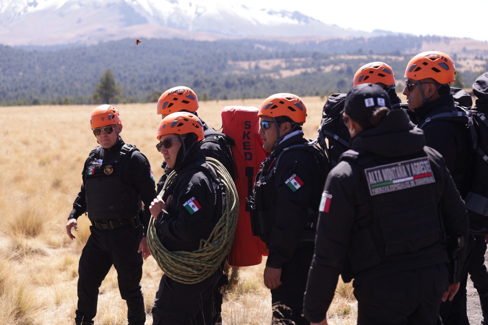 La montaña es para disfrutar, pero tiene riesgos. Es crucial investigar condiciones climáticas, rutas y reglas antes de ir, dice la comandante Tania Martínez. Foto Carlos Mejía