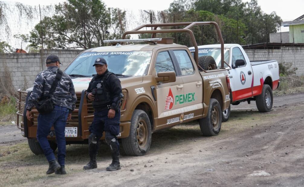 Equipos de rescate utilizan maquinaria pesada para remover escombros y recuperar los cuerpos atrapados en el túnel. Foto Karla Guerrero / El Universal