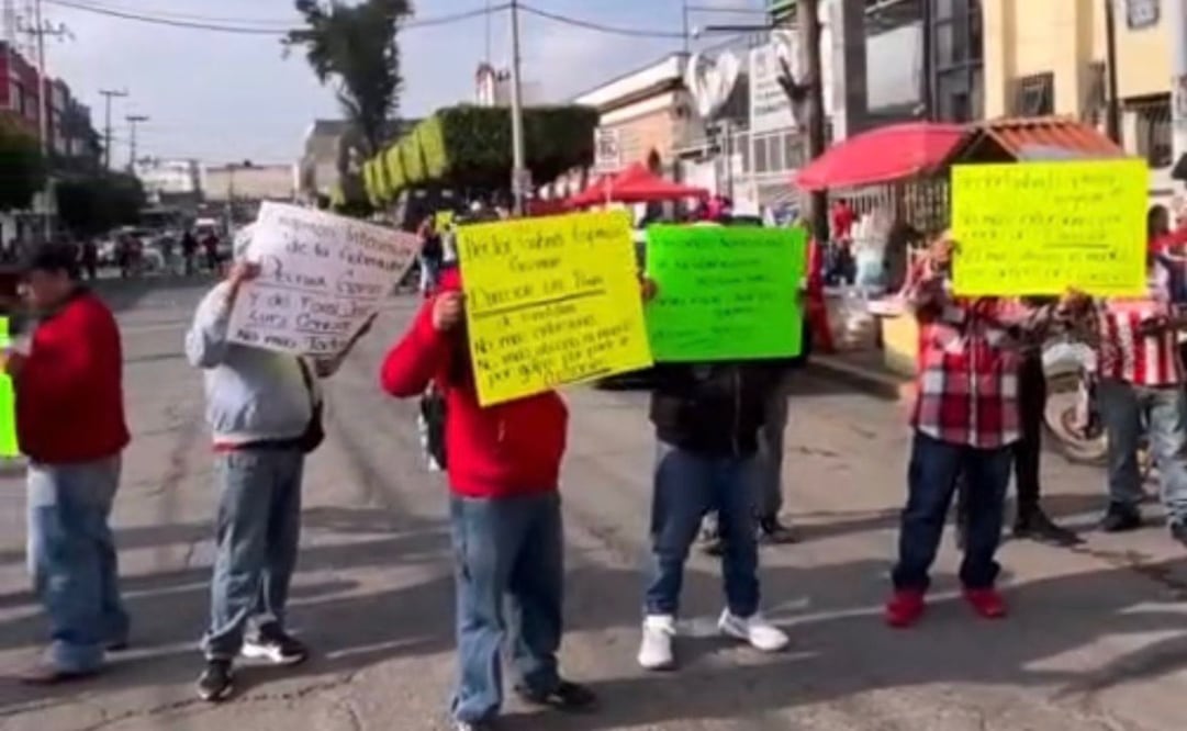 Los manifestantes bloqueando la circulación de vehículos sobre la Avenida 16 de septiembre. Foto. Especial