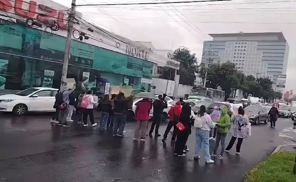 Alrededor de 30 trabajadores del Hospital General de Zona No. 72 del IMSS bloquearon la avenida Gustavo Baz Prada, en Tlalnepantla. Foto especial
