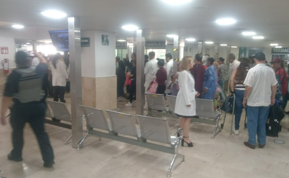 Derechohabientes y personal médico permanecieron en los puntos de reunión fuera de la Unidad de Medicina Familiar. Foto Especial