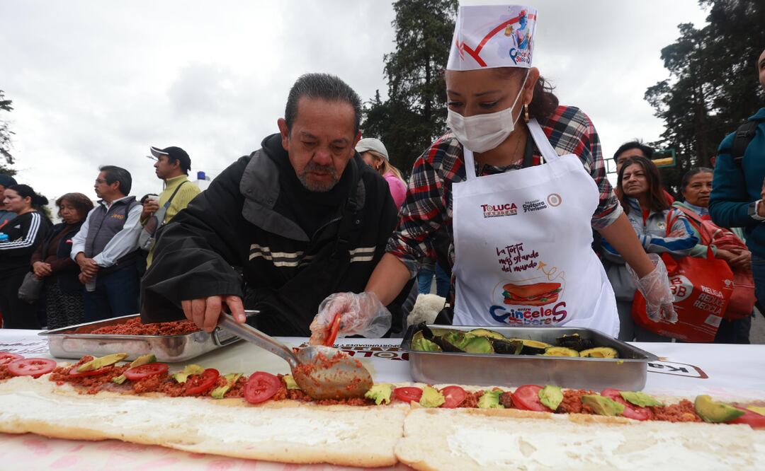 Familias celebraron el Día del Padre con la torta de chorizo más grande del mundo en el Monumento al Águila, ¡un récord de 82 metros de sabor! Foto: Alejandro Vargas