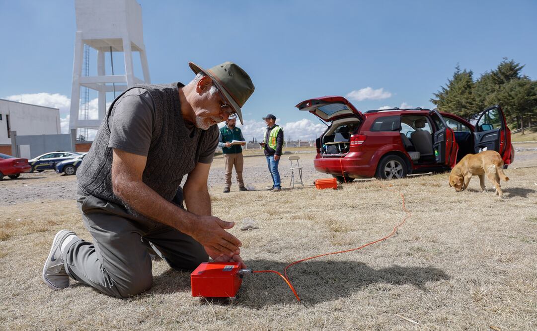 Investigadores de la Facultad de Geografía de la UAEMex, llevaron a cabo una medición de la vibración ambiental en puntos críticos del Valle de Toluca. Foto: Arturo Hernández / El Universal Estado de México