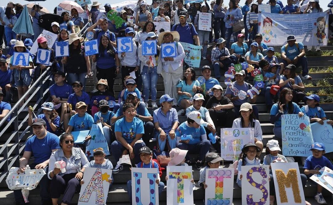 Familias toluqueñas realizaron una caminata por el Día Mundial de la Concienciación sobre el Autismo para visibilizar esta condición. Foto: Jorge Alvarado