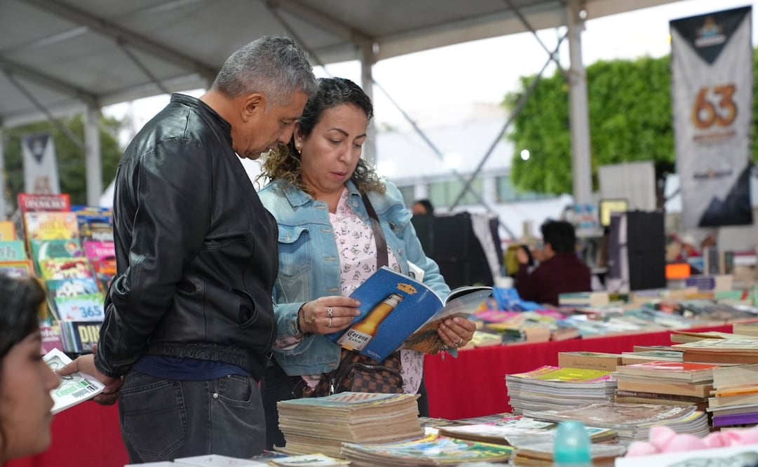 El alcalde Adolfo Cerqueda Rebollo y Paloma Saíz inauguraron la undécima edición de la gran fiesta de las letras en Nezahualcóyotl. Foto Especial