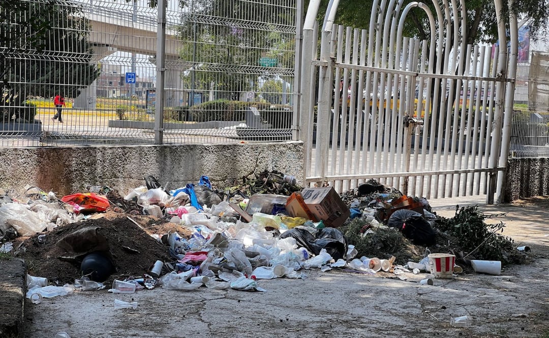 Acumulación de basura en un parque de Toluca, un problema generado por los visitantes. Foto: Aura Moreno