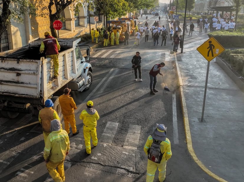 La estrategia "Limpiemos Nuestro EdoMex" no solo limpia avenidas y arroyos, sino que ha retirado ya más de mil 800 toneladas de basura y 15 mil llantas en el territorio mexiquense desde su inicio en 2024. Foto Especial