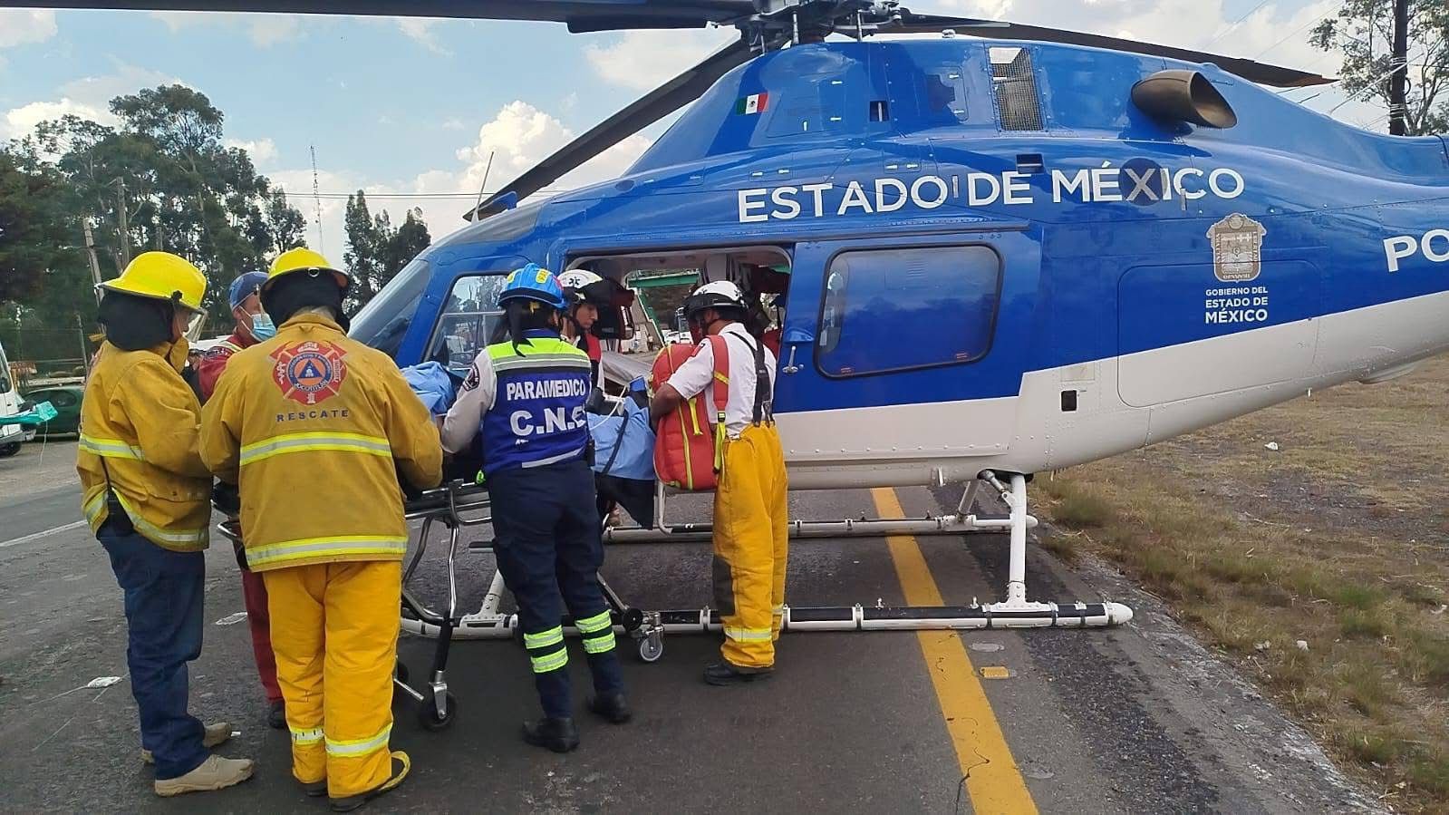Un fuerte accidente dejó varios heridos y provocó largas filas de autos. El helicóptero del Grupo Relámpagos fue clave para trasladar a un herido de gravedad. Foto Especial