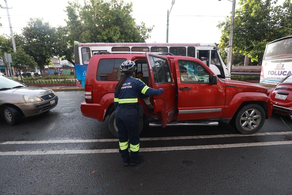 En materia vial, las autoridades atienden los cruceros de alto flujo y apoyan el ascenso y descenso de los alumnos mediante el esquema Carrusel Vial en el carril delimitado para dicho fin. Foto: Alejandro Vargas/ El Universal