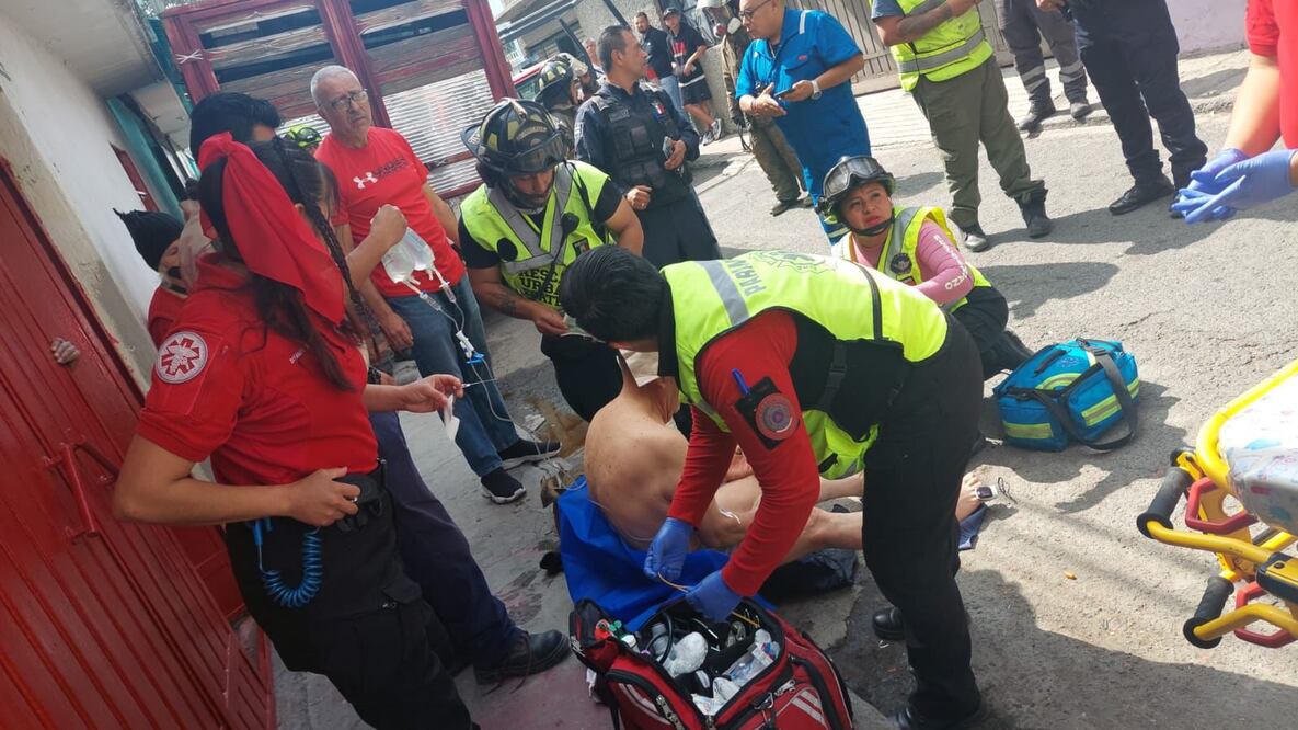 Un hombre de 77 años sufrió quemaduras en el 40% de su cuerpo, incluyendo vías respiratorias, tórax y miembros torácicos, tras un flamazo por fuga de gas. Foto Especial