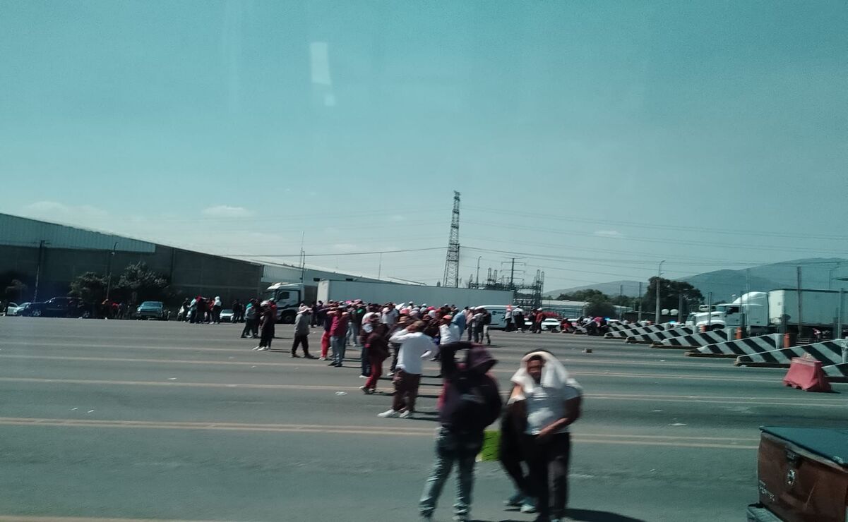 Los manifestantes señalan que no quitarán el bloqueo hasta que una autoridad federal les apoye en el caso. Foto: Especial