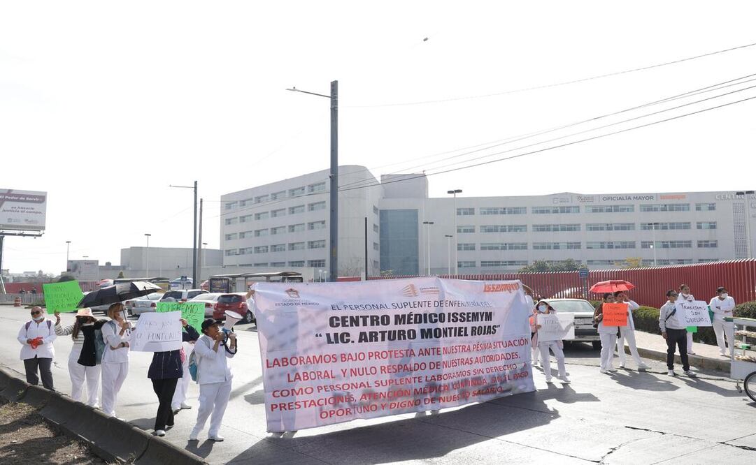 Este miércoles, enfermeros y enfermeras de centro médico Arturo Montiel Rojas bloquean el carril de baja velocidad de Paseo Tollocan. Foto: Arturo Hernández