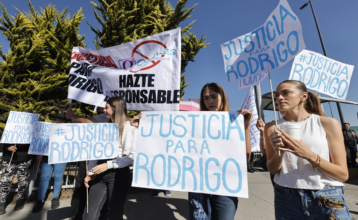 Familiares exigen justicia para Rodrigo tras ser arrollado por una unidad del transporte público en Metepec