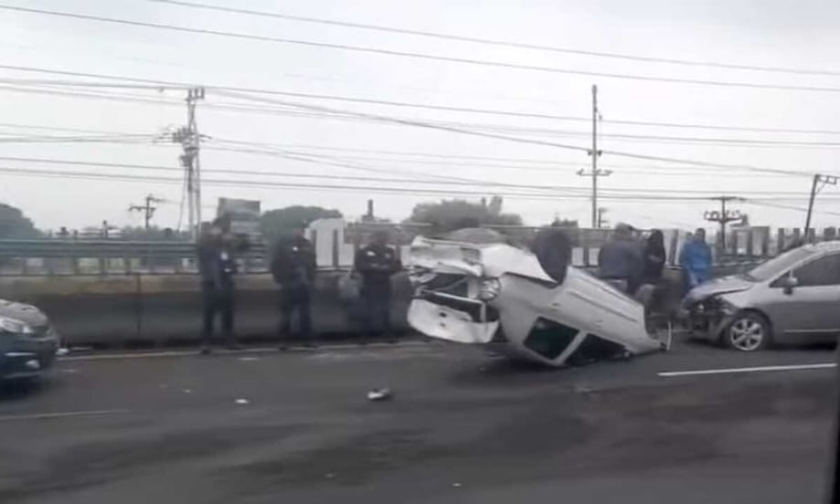 Auto termina volcado tras carambola con un tráiler en la México-Pachuca