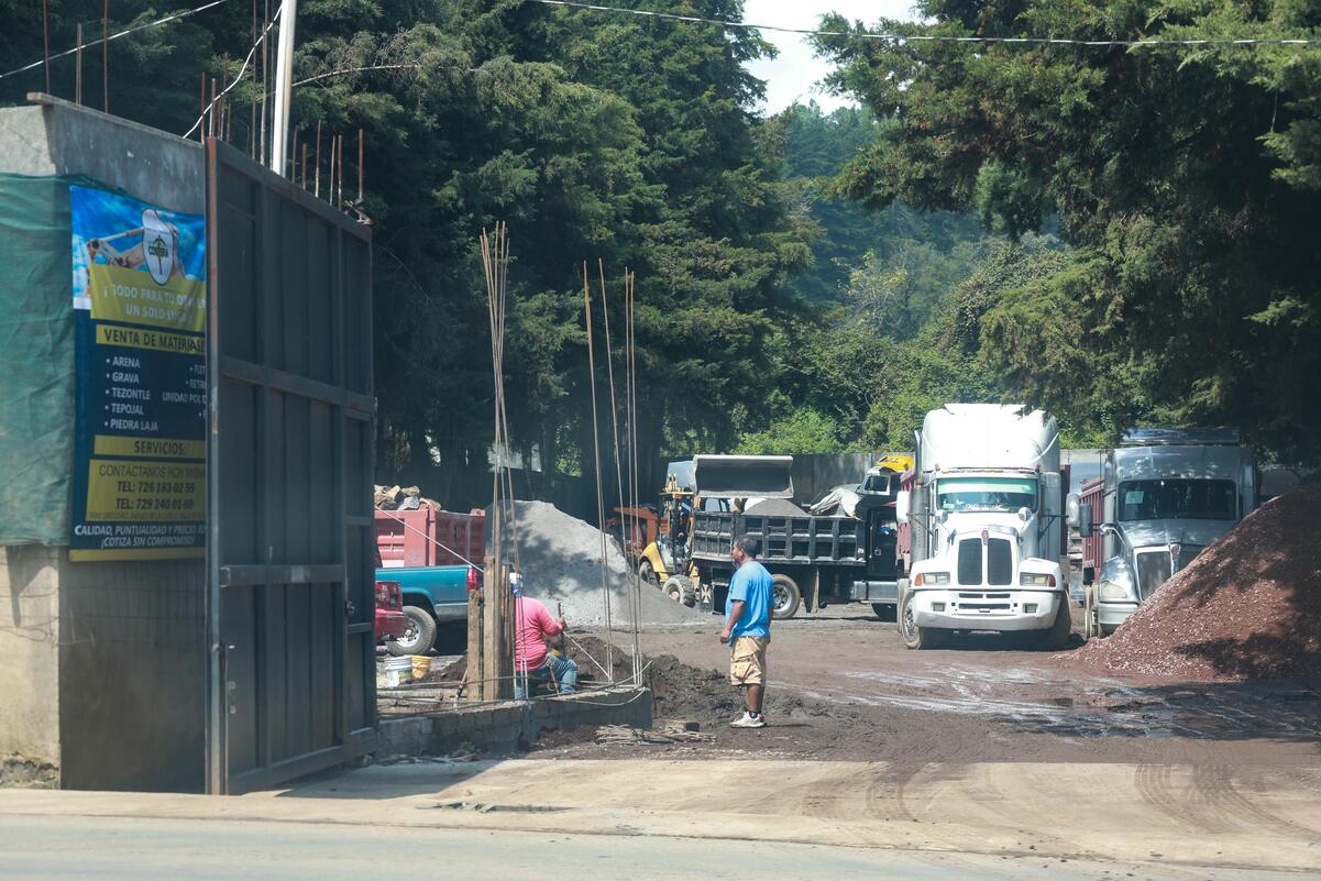 A un mes de que autoridades de seguridad federal y del Estado de México implementaron la operación denominada Liberación principalmente en la zona sur mexiquense, nada ha cambiado así lo consideran dueños de casas de materiales en Valle de Bravo ya que aún trabajan condicionados a comprar desde cemento, varilla, grava, tabique o bloc a un solo proveedor además de cumplir con la “cuota”.