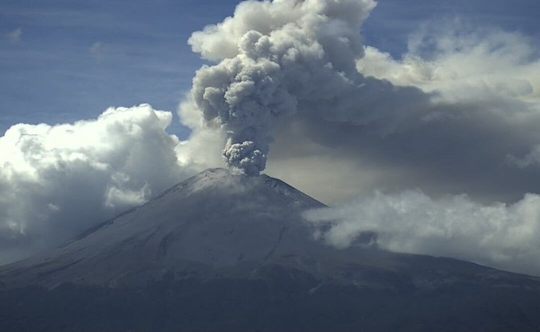 Debido a la actividad de las últimas horas del volcán Popocatépetl, el Cenapred detectó caída de ceniza en los municipios mexiquenses. Foto: @webcamsdemexico / X