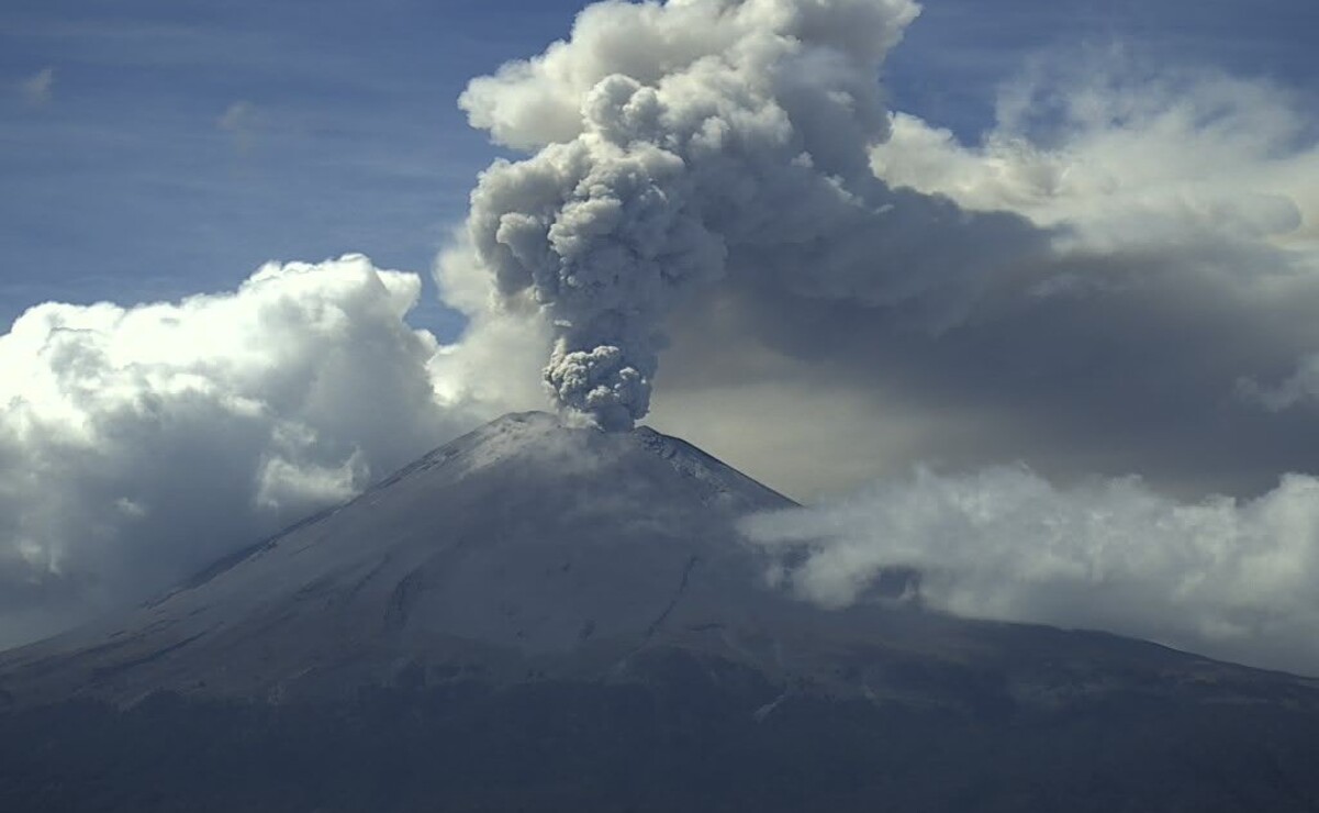 Debido a la actividad de las últimas horas del volcán Popocatépetl, el Cenapred detectó caída de ceniza en los municipios mexiquenses. Foto: @webcamsdemexico / X