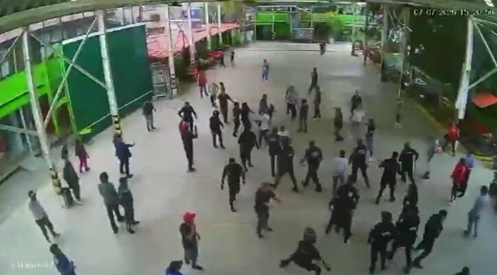Detienen a director por presunto abuso infantil; desalojo desata riña y bloqueo en la México-Puebla