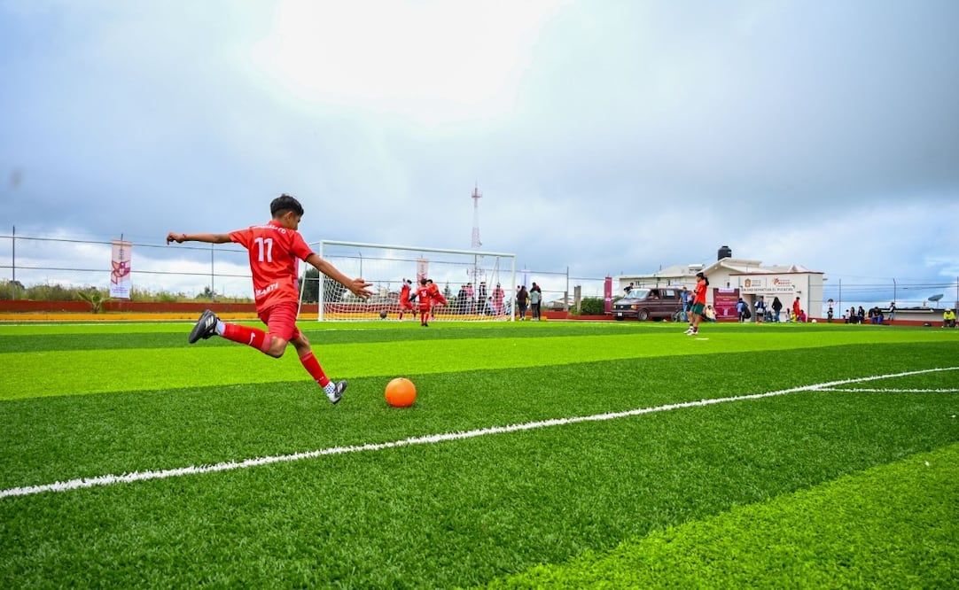 El nuevo campo de fútbol con pasto sintético en "El Picacho" impulsará el talento y el trabajo en equipo de los jóvenes mexiquenses. Foto Especial