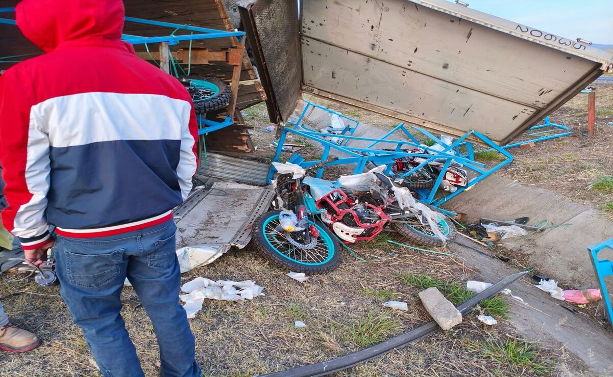 En la caja del tráiler volcado se transportaban motocicletas, algunas de las cuales quedaron expuestas tras el impacto. Foto: Especial (Adán Hernández Barrios / Vía Facebook)