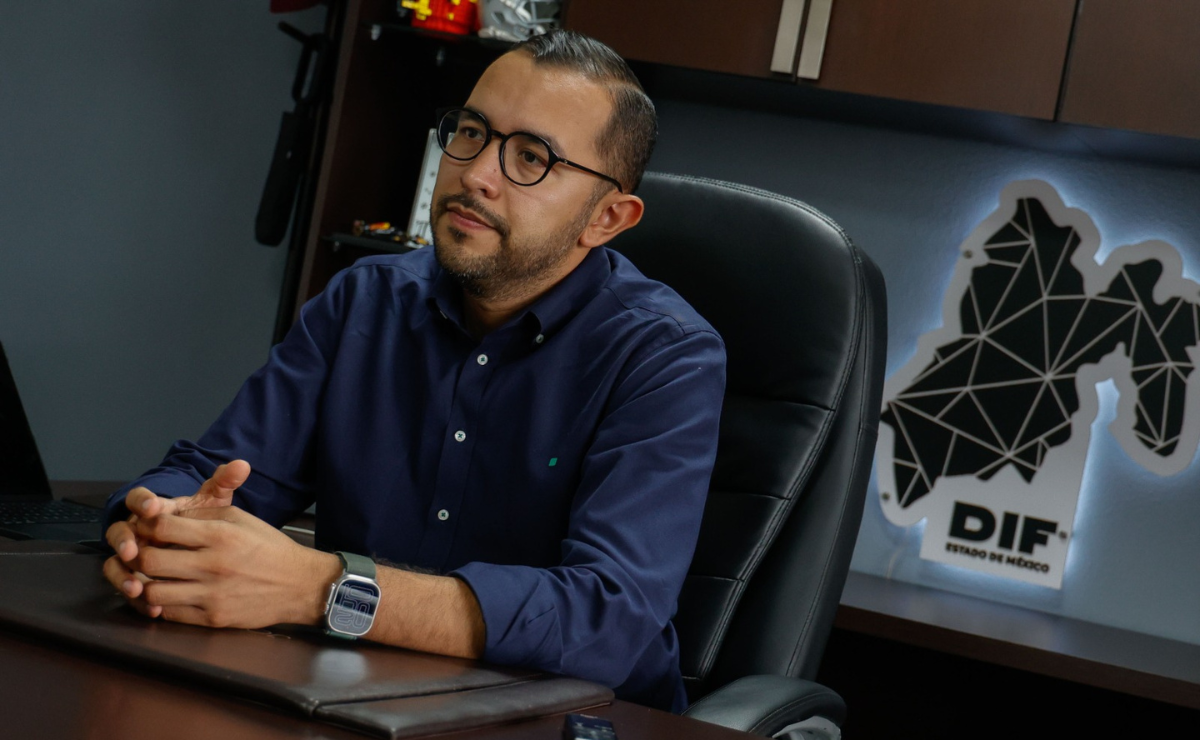 Jorge Juan Villa Martínez, del DIF estatal, anuncia el lanzamiento de la Academia de Lengua de Señas Mexicana (LSM), abriendo un camino a la inclusión en el Edomex. Foto: Arturo Hernández