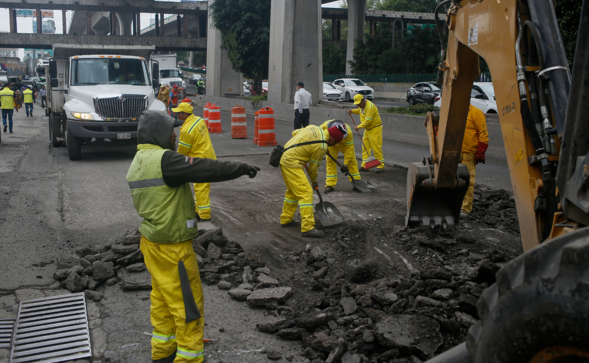 Periférico Norte, Naucalpan: El bacheo de 10:00 a 17:00 busca mejorar una vía sin mantenimiento. Piden paciencia. Foto: Darío Luna