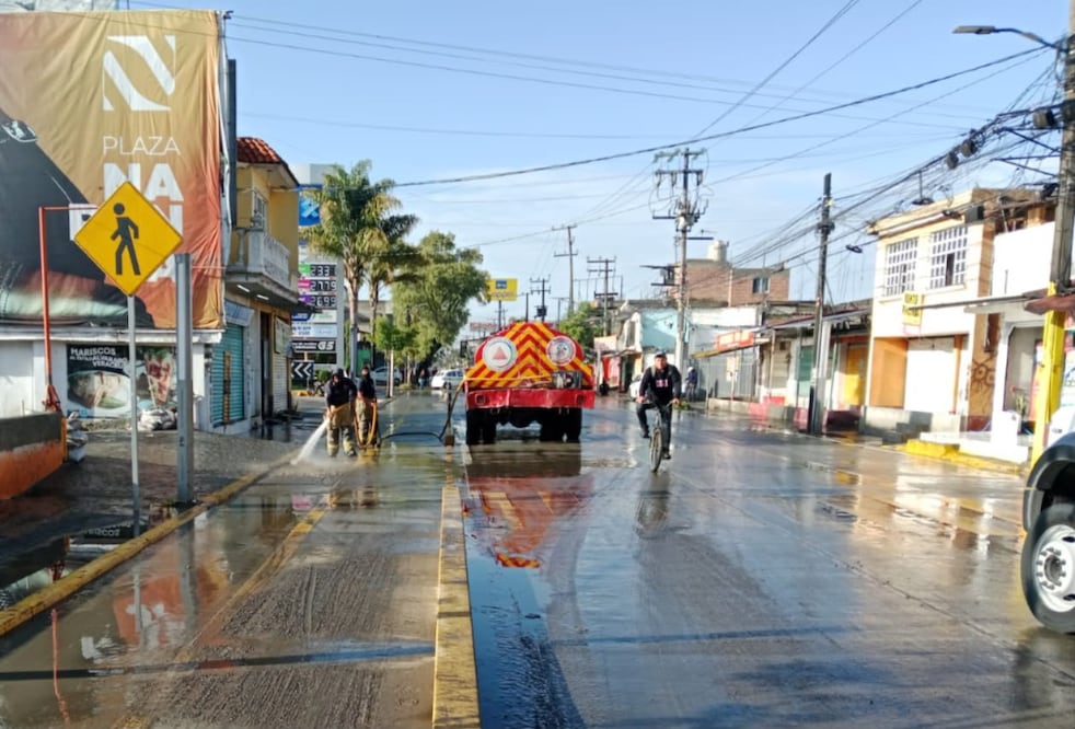 Brigadas municipales realizan labores de limpieza y remoción de lodo tras las afectaciones provocadas por la lluvia. Foto especial