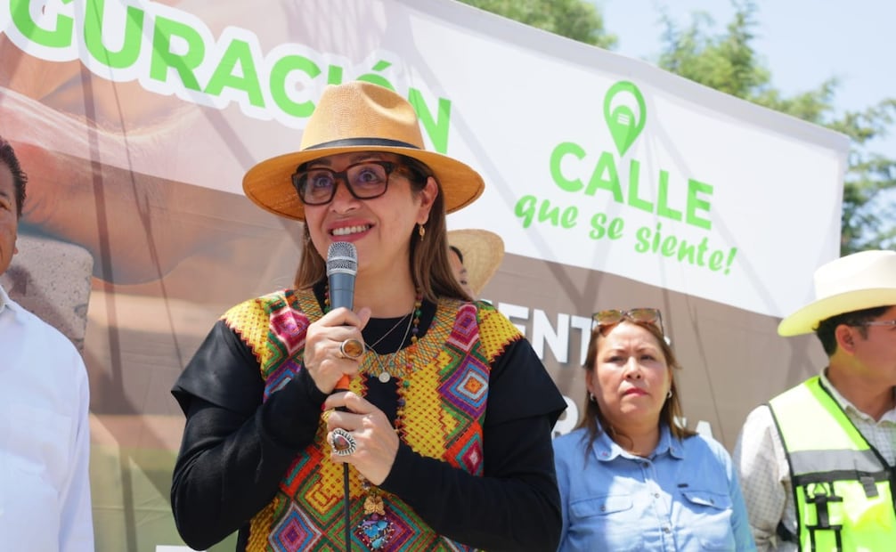 La alcaldesa Azucena Cisneros entregó 13 vialidades en diferentes comunidades. Foto Especial