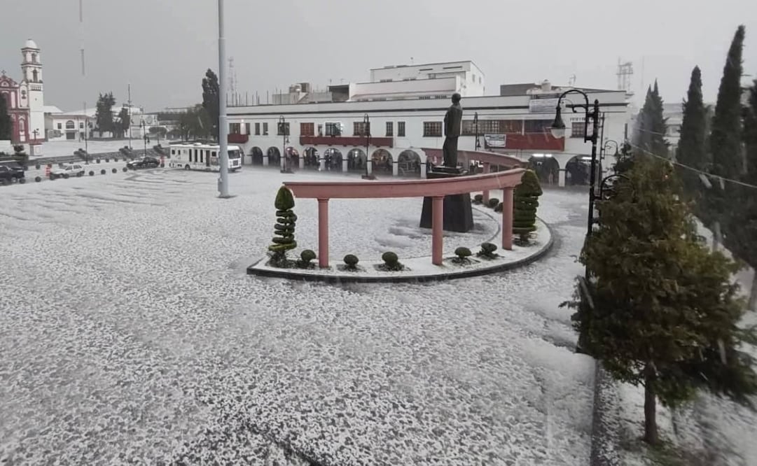 Plazas y jardines del centro de Atlacomulco quedaron completamente cubiertos por una gruesa capa de hielo tras la tormenta. Foto Especial