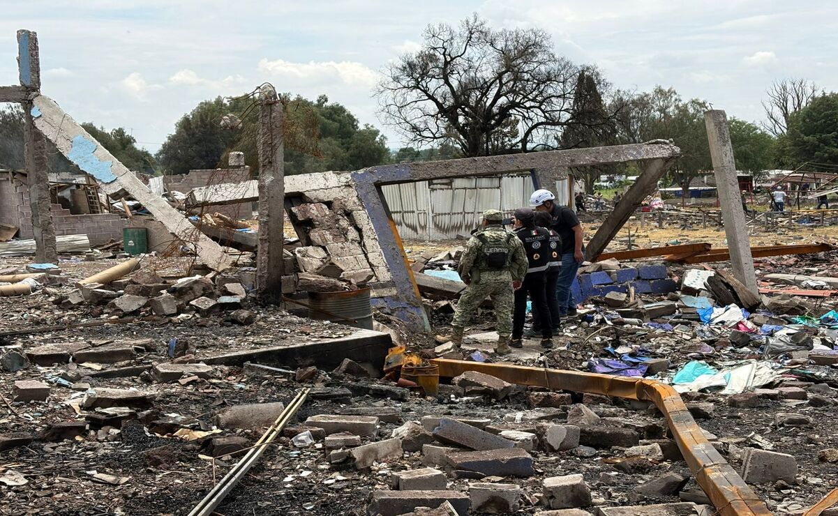 El gremio pirotécnico se sumo a las tareas de remoción de escombros en los 5 talleres que resultaron afectados por la explosión de pirotecnia en Tultepec. Foto: Arturo Contreras / El Universal Estado de México