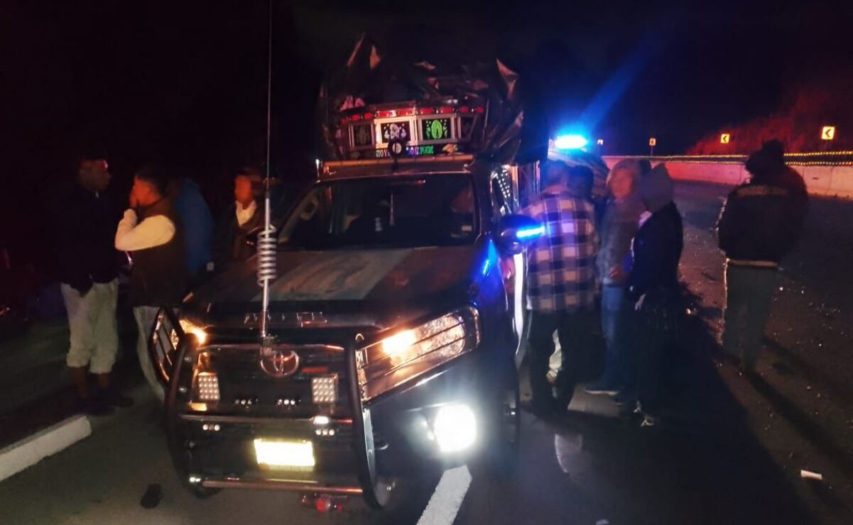 Un tractocamión se impactó contra una camioneta, donde viajaban peregrinos, en la México-Puebla. Foto: Especial