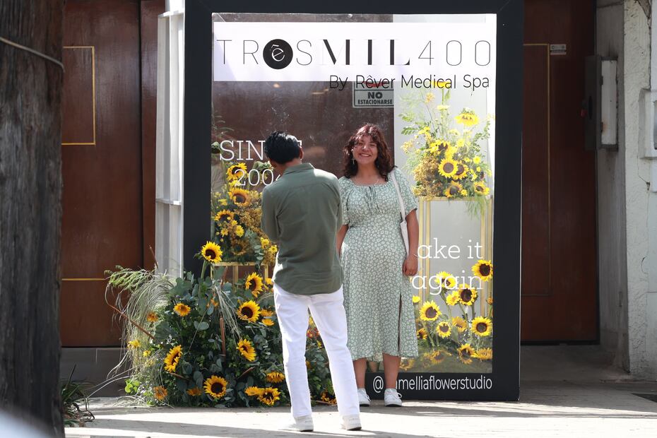Las y los asistentes también pueden participar en talleres como armado de ramos florales, al igual que el de pasteles florales; de igual forma, hay charlas, actividades de pintura (acuarela), decorado de botellas y también de escultura. Foto: Alejandro Vargas
