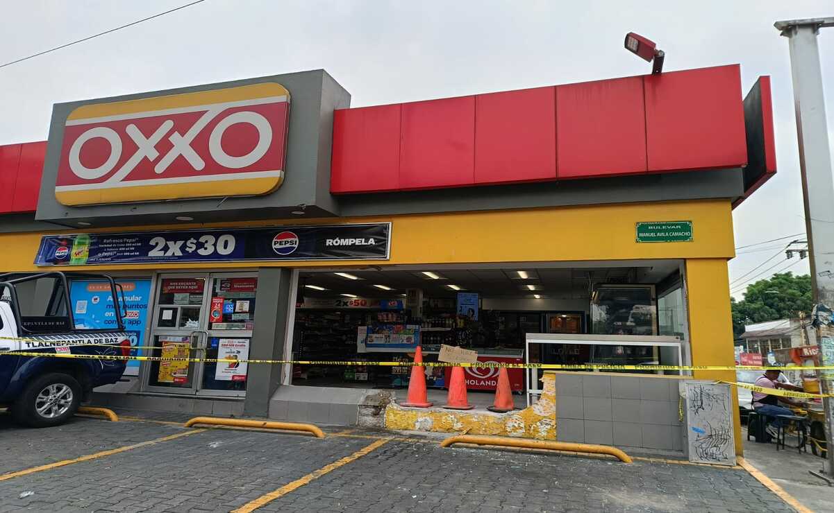 Video: Persecución en Tlalnepantla termina con automóvil robado impactado en Oxxo y dos detenidos