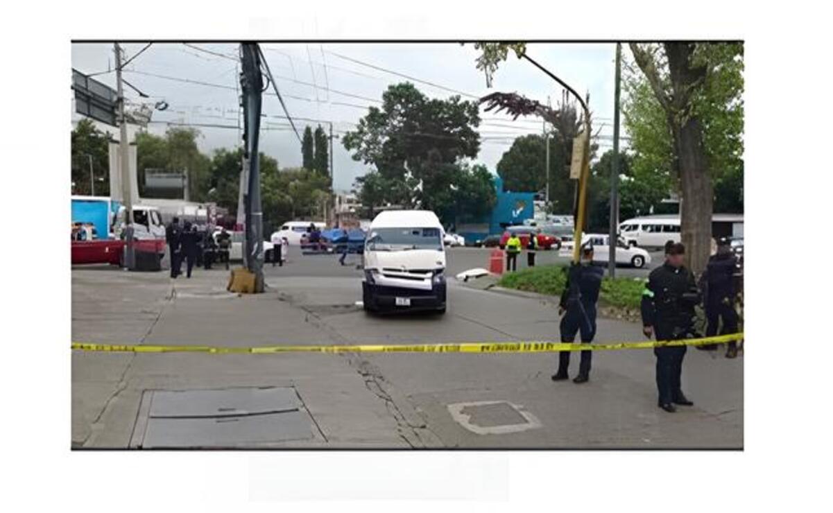 Una pareja que viajaba en una motocicleta, fueron atropellados por el conductor de una camioneta de pasajeros. Foto: Captura de pantalla