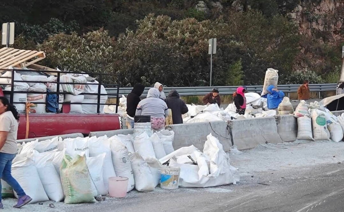 Decenas de personas se han congregado en el lugar, donde se reporta rapiña. Foto: Especial.