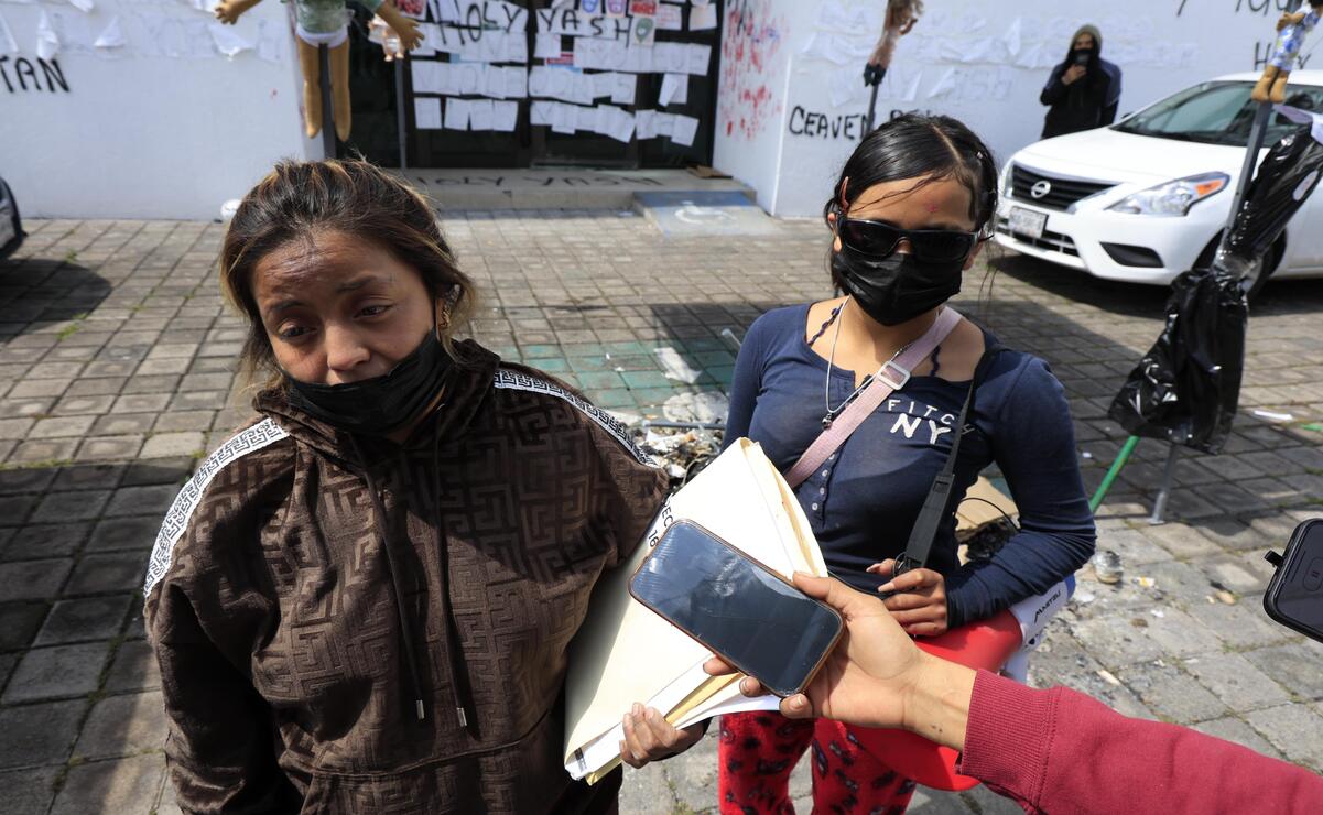 Irene García, madre de una menor presuntamente agredida permanece dentro del inmueble / Foto Arturo Hernández