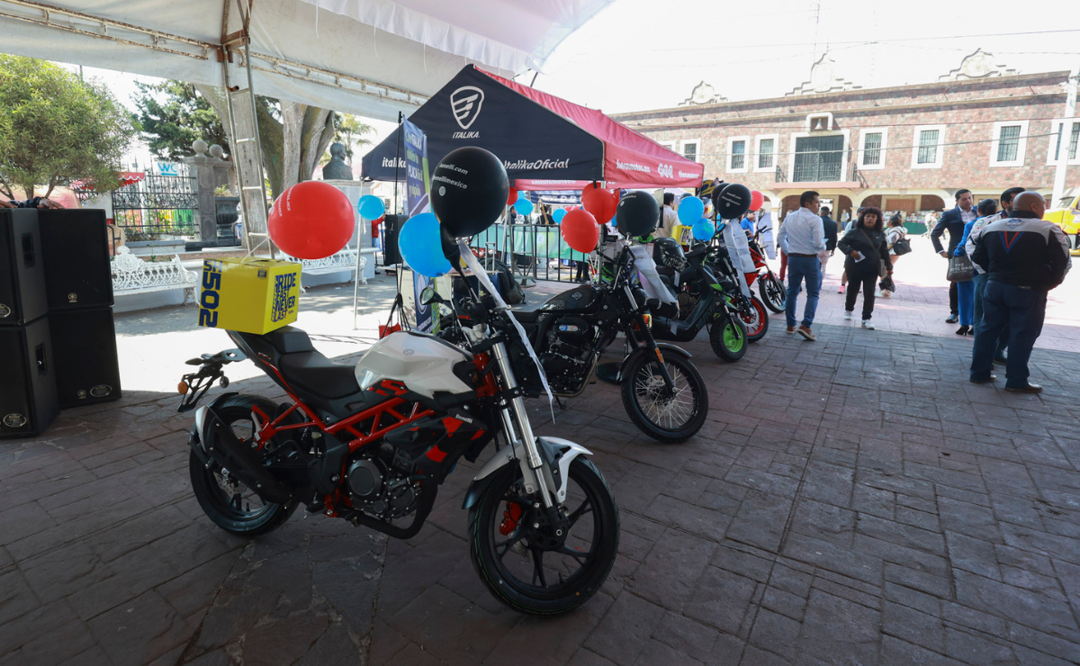 Multas de 4 mil pesos por invadir la ciclovía en San Mateo Atenco; autoridades buscan concientizar a motociclistas Foto: Alejandro Vargas