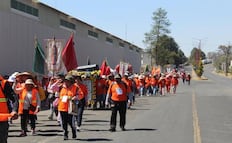 ¡Precaución! Peregrinos a la Basílica avanzan por la México-Toluca rumbo a Cuajimalpa