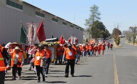 ¡Precaución! Peregrinos a la Basílica avanzan por la México-Toluca rumbo a Cuajimalpa